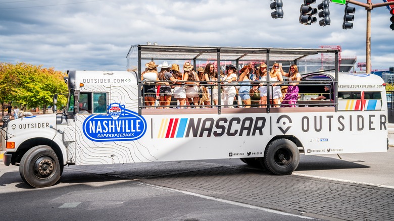 Apakah Bus Pesta yang Dipotong di Nashville Sebenarnya Layan di Jalan Raya?