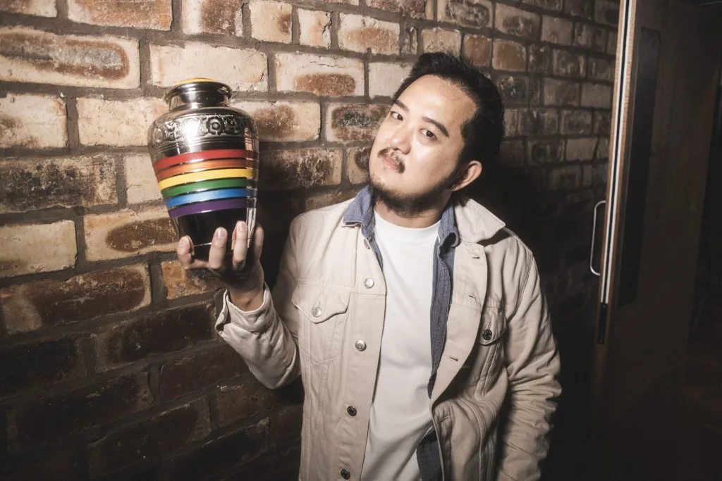 Identitas Immigran Gaysian Komedian Ricky Sim