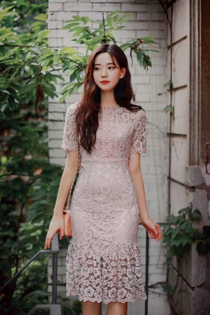 10 Gaun Brokat Modern Model Ruffle, Sederhana dan Elegan!
