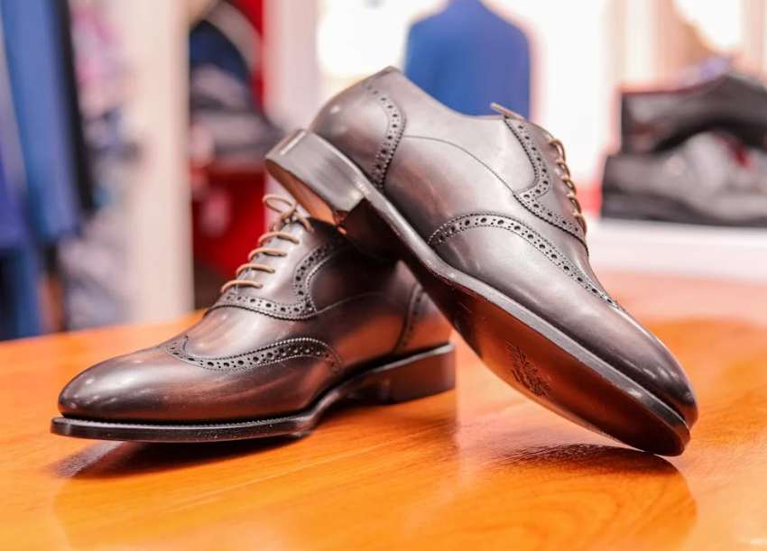 4 Perbedaan Sepatu Derby dan Oxford, Pilih Yang Mana?